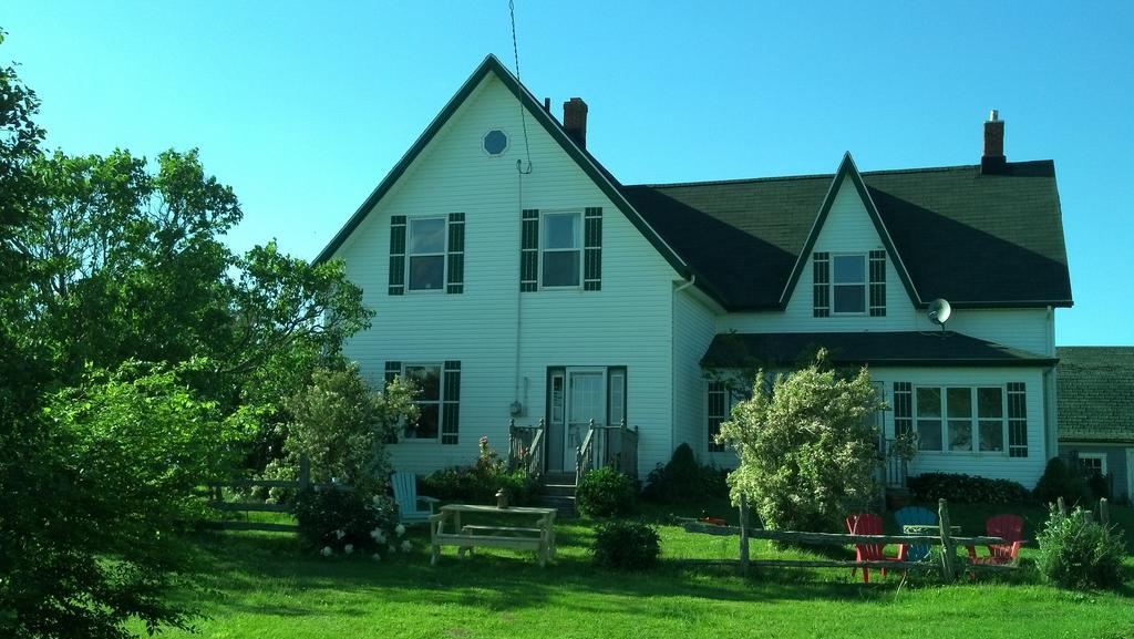 Lovely Green Gable Home Miscouche Bagian luar foto