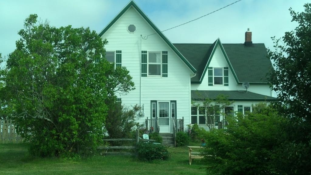 Lovely Green Gable Home Miscouche Bagian luar foto