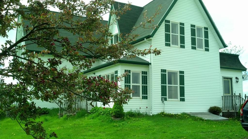 Lovely Green Gable Home Miscouche Bagian luar foto