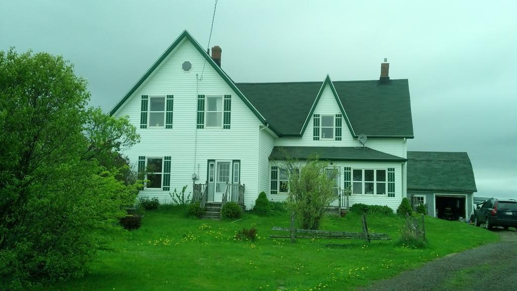 Lovely Green Gable Home Miscouche Bagian luar foto