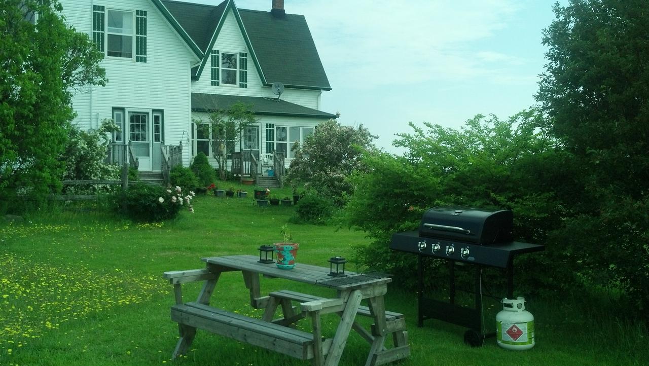 Lovely Green Gable Home Miscouche Bagian luar foto